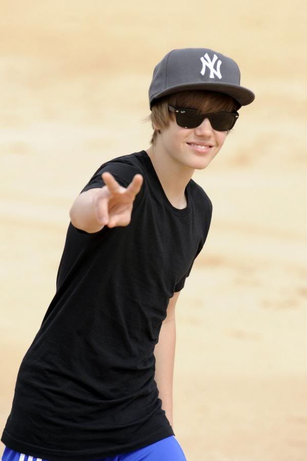 justin bieber on the beach. pictures justin bieber