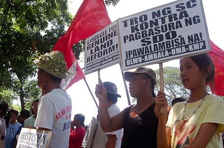 Piket ng mga magsasaka ng Hacienda Luisita sa tanggapan ng Department of Agrarian Reform para igiit ang pamamahagi sa kanila ng lupain ng asyenda. (Rob Jara/May May)