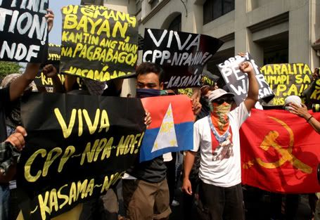 Nagsagawa ng lightning rally ang mga miyembro ng underground na National Democratic Front, o NDF, sa Divisoria, Manila para muling himukin ang mga mamamayan na lumahok sa digmang bayan para sa tunay umanong pagbabago. Ang NDF, na kalipunan ng ibat ibang rebolusyonaryong grupo sa bansa na naglulunsad ng armadong digmaan sa bansa, ay nagdiriwang ng ika-37 anibersaryo ngayong Abril. (Boy Bagwis)