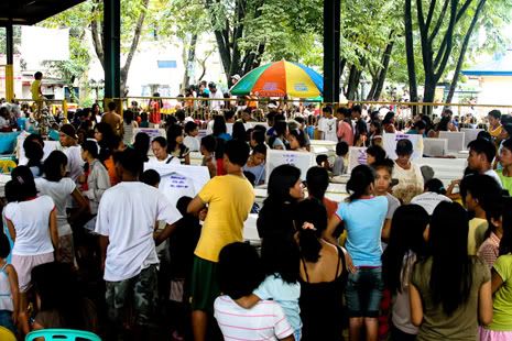 Mahigit 20 ang nakaburol sa plaza ng Brgy. Bagong Silang, Batasan, Quezon City. Isang maralitang komunidad, isa ito sa marami pang lugar sa Metro Manila na lubhang nasalanta ng bagyong Ondoy.