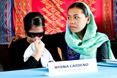 Hindi naniniwala si Myrna Cardeno (kaliwa) na nagbigti ang kanyang asawa na interpreter ng mga tropang Kano. Ayon kay Bai Ali Indayla (kanan) ng Kawagib Moro Alliance for Human Rights, dapat imbestigahan ng gobyerno ang kaso. (Ilang-Ilang Quijano)