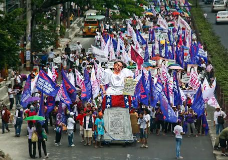 Mahigit 5,000 kababaihan sa pangunguna ng Gabriela ang nagmartsa mula sa magkakahiwalay na lugar patungong Welcome Rotonda at sa Mendiola Bridge sa Maynila para gunitain ang Pandaigdigang Araw ng Kababihan. Ginunita nila ito sa pamamagitan ng protesta kontra sa gobyernong Arroyo. (King Catoy)